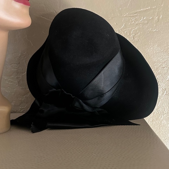 IMPRESSIVE 1940s' BLACK FELT HAT + TOPSTITCHED BRIM & SATIN BANDS & BOW - Picture 10 of 13